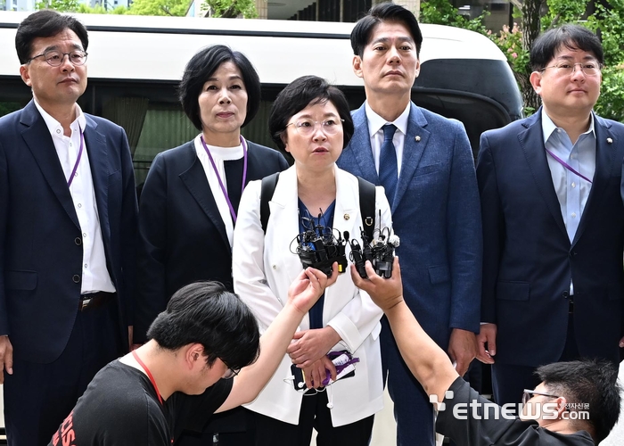 국회 과학기술정보방송통신위원회 야당 의원들이 6일 이진숙 방송통신위원장 방송 이사진 선임 강행의 위법성을 따져보기 위해 방송통신위원회 현장 검증에 나섰다. 김현 과방위 더불어민주당 간사가 발언하고 있다. 이동근기자 foto@etnews.com