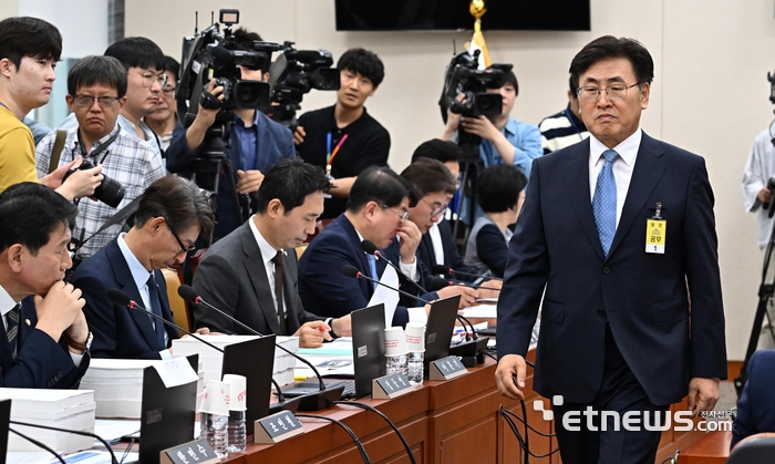 유상임 과학기술정보통신부 장관 후보자에 대한 인사청문회가 8일 서울 여의도 국회 과학기술정보방송통신위원회에서 열렸다. 유 후보자가 최민희 과방위원장에게 선서문 제출 후 자리로 향하고 있다. 이동근기자 foto@etnews.com