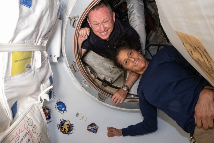 국제우주정거장(ISS)와 보잉 스타라이너 우주선 사이에 있는 미 항공우주주(NASA) 소속 우주비행사 배리 부치 윌모어와 수니 윌리엄스. 사진=미 항공우주국(NASA) AFP 연합뉴스