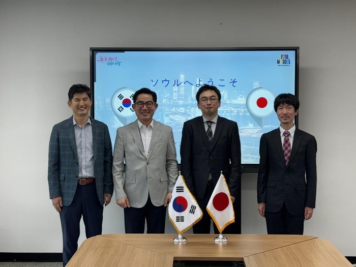 도쿄도가 서울시 선진 사이버보안 정책 벤치마킹을 위해 서울시사이버안전센터를 방문하고 관련 정책을 청취했다. 사진 왼쪽부터 김완집 서울시 정보보안과장, 박진영 서울시 디지털도시국장, 다하타 신야 도쿄도 디지털서비스국장, 이마이 치하루 도쿄도 디지털전략부장