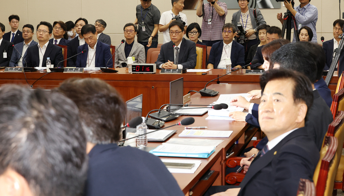 9일 오전 열린 국회 과학기술정보방송통신위원회의 '불법적 방송문화진흥회 이사 선임 등 방송장악 관련' 1차 청문회에 증인으로 출석한 방송통신위원회 신영규 대변인(뒤편 왼쪽부터), 김영관 기획조정관, 조성은 사무처장, 이헌 방송정책국장이 의원 질의를 경청하고 있다. 연합뉴스