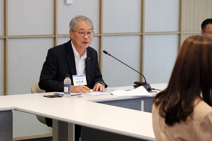 우리금융그룹 임종룡 회장이 지난 8일 여의도 우리투자증권 본사에서 열린 애널리스트 대상 간담회에서 기업가치 제고 계획을 발표하고 있다. 사진제공=우리금융