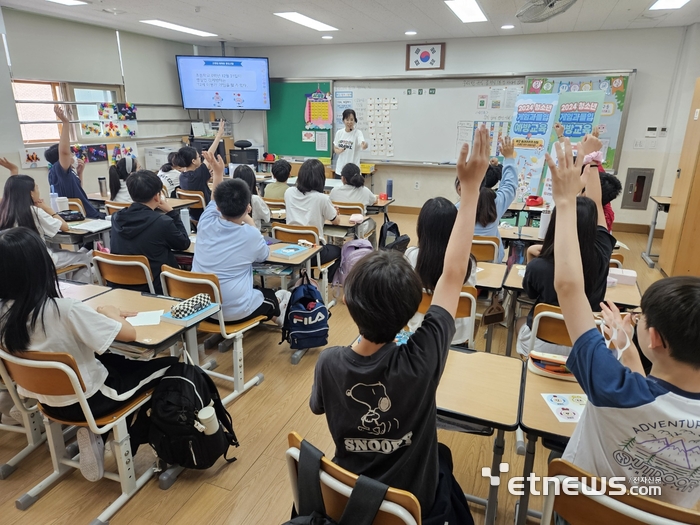 경기 성남게임힐링센터가 청소년을 대상으로 게임 과몰입 예방 교육을 실시하고 있는 모습.