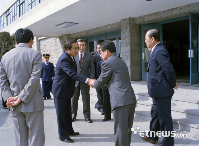 이관 과학기술처 장관이 1988년 3월 4일 국립과학관을 방문, 관계자들과 악수를 하고 있다.
 국가기록원 제공