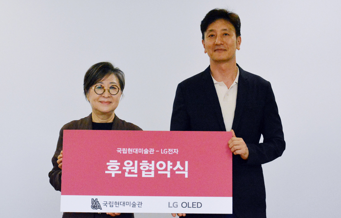 국립현대미술관 김성희 관장(완쪽)과 LG전자 오승진 한국HE/BS마케팅담당