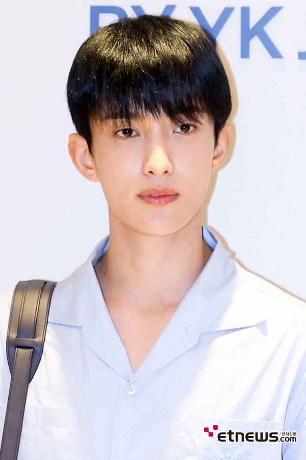 [ET포토] 세븐틴 도겸, '깔끔한 인상'