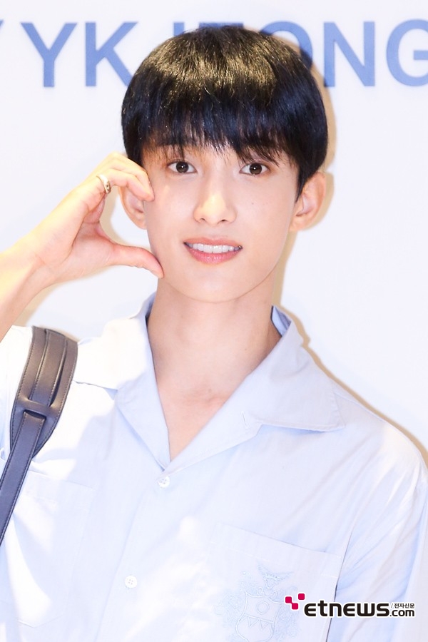 [ET포토] 세븐틴 도겸, '심장쿵쿵 눈맞춤'