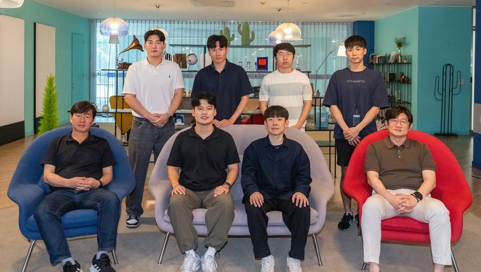 신흥주·김재준 UNIST 교수팀(앞줄 왼쪽부터 김 교수, 김용기 연구원, 김태중 연구원, 신 교수)