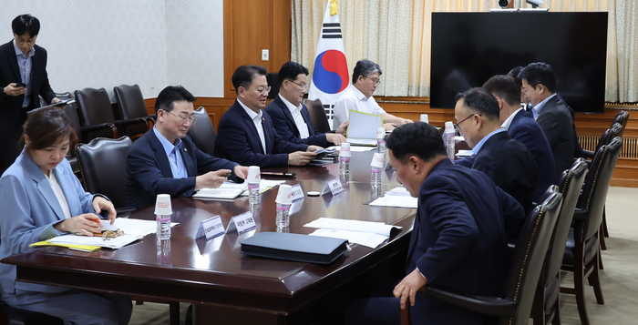 방기선 국무조정실장이 13일 서울 종로구 정부서울청사에서 열린 전기차 안전 관련 관계부처회의를 주재하고 있다. 연합뉴스.