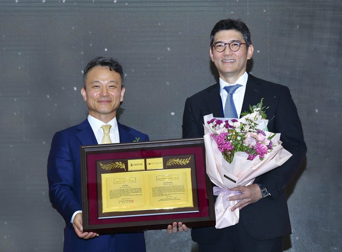 HD현대가 제26회 한국경영학회 융합학술대회에서 '대한민국 최우량기업대상'을 수상했다. 김성준 HD한국조선해양 대표(오른쪽)가 수상하는 모습. HD현대