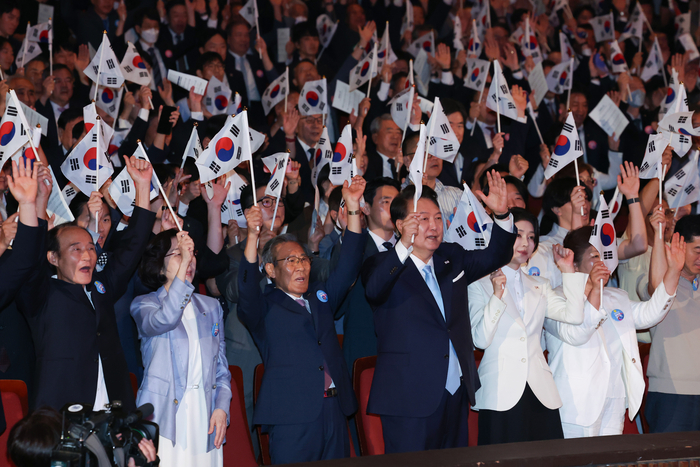 윤석열 대통령과 김건희 여사가 15일 서울 종로구 세종문화회관에서 열린 제79주년 광복절 경축식에서 이동일 순국선열유족회장 등 참석자들과 만세삼창을 하고 있다. 연합뉴스