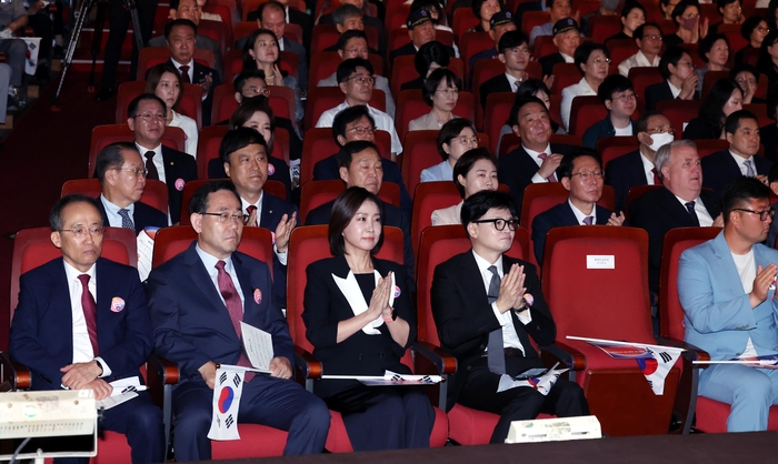 국민의힘 추경호 원내대표(앞줄 왼쪽부터), 주호영 의원, 개혁신당 허은아 대표, 국민의힘 한동훈 대표, 파리올림픽 양궁 금메달리스트 김우진 등이 15일 서울 종로구 세종문화회관에서 열린 제79주년 광복절 경축식에 참석하고 있다. 연합뉴스