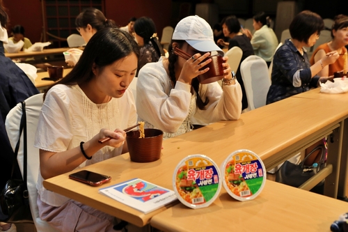 농심 케잇데이 '옻칠 식기로 즐기는 라면' 행사에서 참가자들이 시식하고 있다. [자료:농심]