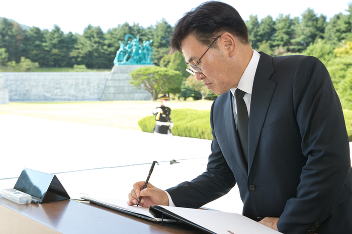 유상임 과학기술정보통신부 장관이 16일 오후 대전광역시 유성구 국립대전현충원을 방문해 현충탑에서 참배를 마치고 방명록 작성을 하고 있다.