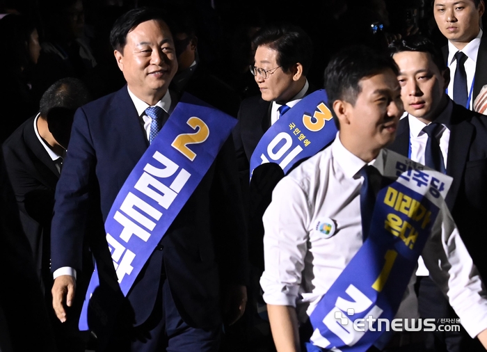 입장하는 당대표 후보자들