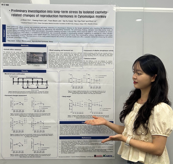 '2024 한국실험동물학회 국제학술대회'에서 우수 포스터상을 수상한 김지운 연구원.이 자신의 연구논문을 소개하고 있다.