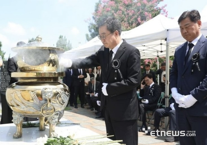 김동연 경기지사가 18일 국립서울현충원에서 거행된 김 전 대통령 서거 15주기 추도식에 참석했다.