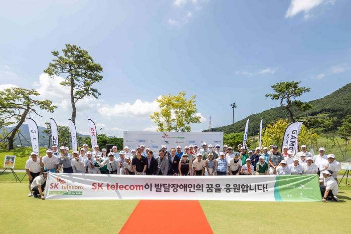 이번 대회에 참여한 프로선수, 인플루언서, 자원봉사자들이 모두 함께 기념촬영을 하고 있다.