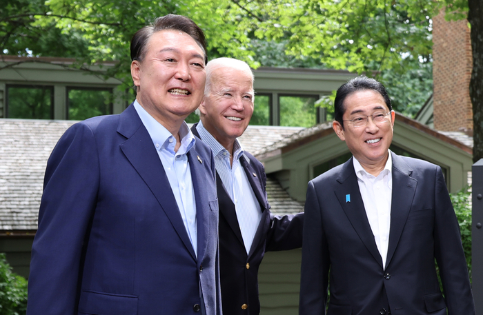 윤석열 대통령, 조 바이든 미국 대통령, 기시다 후미오 일본 총리는 지난 2023년 열린 캠프 데이비드 한미일 정상회의 1주년을 기념해 18일 3국 정상 공동성명을 발표했다.
 사진은 지난 2023년 8월 18일 윤 대통령과 바이든 미 대통령, 기시다 일본 총리가 지난 2023년 8월 18일(현지시간) 워싱턴DC 인근 미국 대통령 별장인 캠프 데이비드에서 열린 한미일 정상회의를 앞두고 로렐 로지 앞에서 기념 촬영하는 모습. 연합뉴스