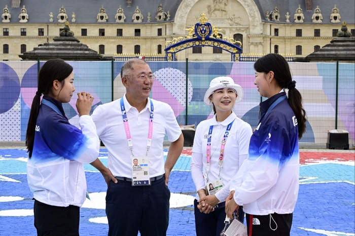 지난 3일(현지시간) 파리대회 양궁 여자개인 시상식 직후 현대자동차그룹 정의선 회장(사진 왼쪽에서 두번째)이 남수현, 전훈영, 임시현(사진 왼쪽부터) 선수를 축하하며 이야기를 나누고 있다. 대한양궁협회 제공