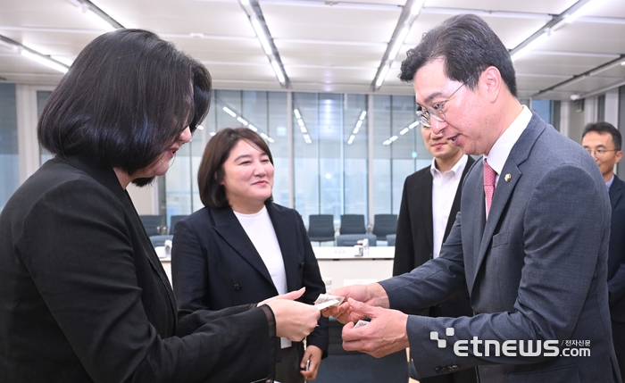 강민국 국민의힘 포털 불공정 개혁 TF 위원장(오른쪽)이 19일 경기도 성남시 네이버 1784를 방문해 최수연 네이버 대표(왼쪽)와 명함을 교환하고 있다. 박지호기자 jihopress@etnews.com