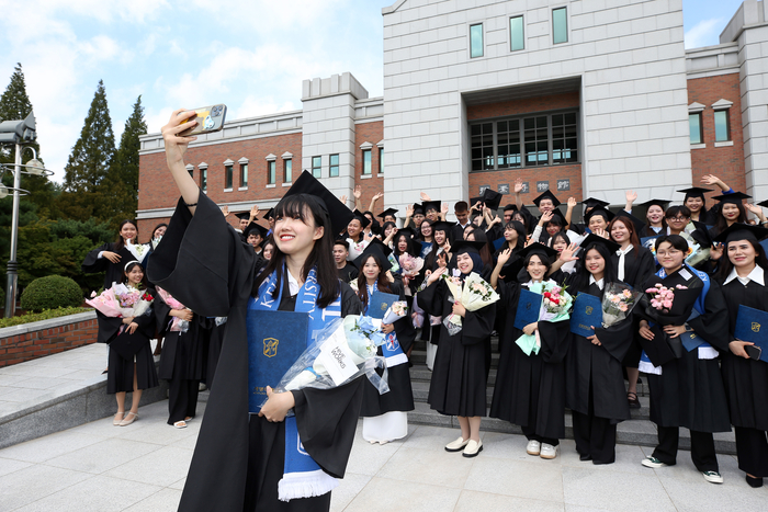 계명대가 외국인 유학생들을 위한 특별 학사 학위수여식을 열었다.