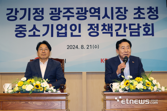 강기정 광주광역시장(왼쪽)과 김기문 중기중앙회장이 21일 광주시청에서 광주 지역경제 활력 회복을 논의했다.(사진=중소기업중앙회)