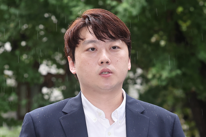 박단 대한전공의협의회(대전협) 비상대책위원장이 참고인 조사를 위해 21일 오전 서울 마포구 서울경찰청 광역수사단으로 출석하며 취재진에 입장을 밝히고 있다. (사진=연합뉴스)