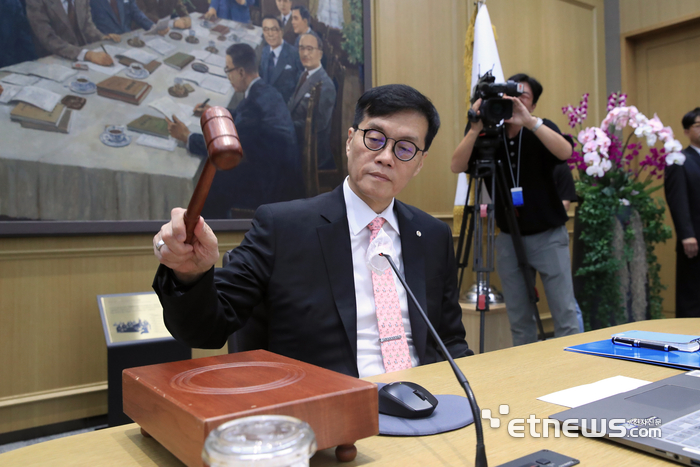 이창용 한국은행 총재가 22일 열린 통화정책방향 금융통화위원회에서 의사봉을 두드리고 있다.