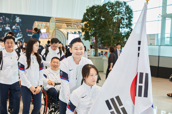 대한민국 선수단이 출영식을 마친 뒤, 출국장으로 이동하고 있다. 사진=BDH재단