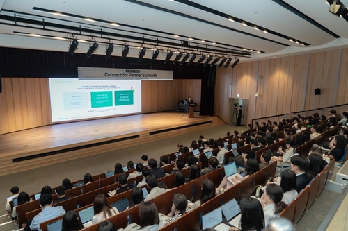 콜마홀딩스는 지난 21일 서울 서초구 한국콜마 종합기술원에서 화장품·건강기능식품 고객사들을 대상으로 마케팅 전략 설명회를 개최했다. [자료:콜마홀딩스]