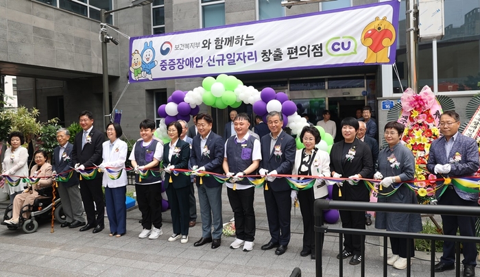 민승배 BGF리테일 대표(왼쪽 네번째), 이경혜 한국장애인개발원장(왼쪽 다섯번째), 이스란 사회복지정책실장(왼쪽 일곱번째), 오영훈 제주특별자치도지사(왼쪽 여덟번째), 문상익 제주특별자치도장애인총연합회 회장(오른쪽 다섯번째)이 기념 촬영을 하고 있다.