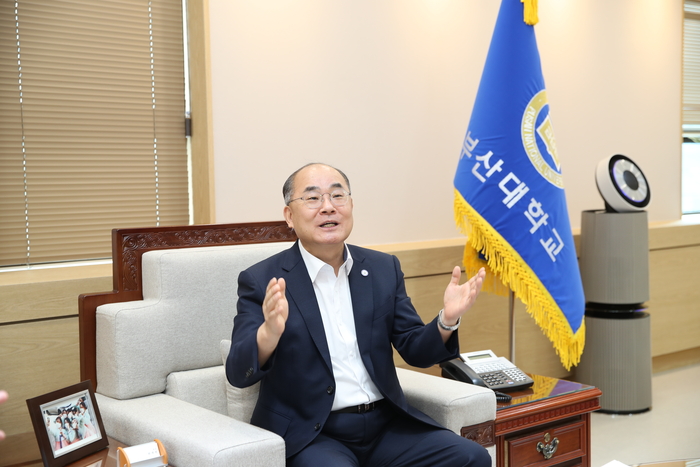 최재원 부산대 총장은 인터뷰에서 '부산대 고유의 교육과 연구를 선도하겠다고 강조했다. (사진=부산대)