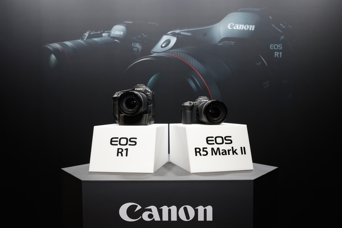 캐논코리아 풀프레임 미러리스 카메라 'EOS R1(왼쪽)'과 'EOS R5 마크II'. (사진=캐논코리아)