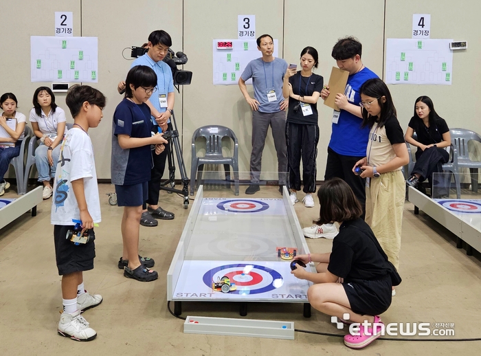 제14회 부산로봇경진대회 로봇컬링 종목 참가 학생들이 직접 만든 로봇으로 열띤 경쟁을 펼치고 있다.