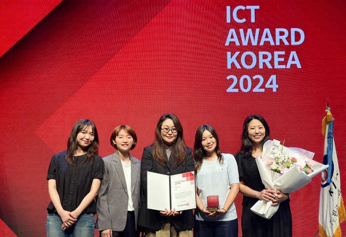 LG유플러스가 'ICT 어워드 코리아 2024(ICT AWARD KOREA 2024)'에서 디지털 콘텐츠 & 마케팅 분야 '금상(GOLD PRIZE)'을 수상했다. 왼쪽부터 LG유플러스 디지털커뮤니케이션팀 윤지혜 선임, 이미소 사원, 이명연 책임, 김윤지 사원, 구수진 팀장.