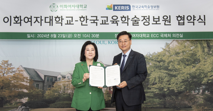 김은미 이화여대 총장(왼쪽)과 정재영 KERIS 원장이 협약식에서 기념촬영 했다. (사진=이화여대)