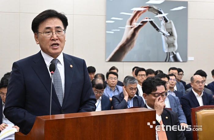 국회 과학기술정보방송통신위원회 전체회의가 26일 서울 여의도 국회에서 열렸다. 유상임 과학기술정보통신부 장관이 법률안 개정안 제안설명을 하고 있다. 이동근기자 foto@etnews.com