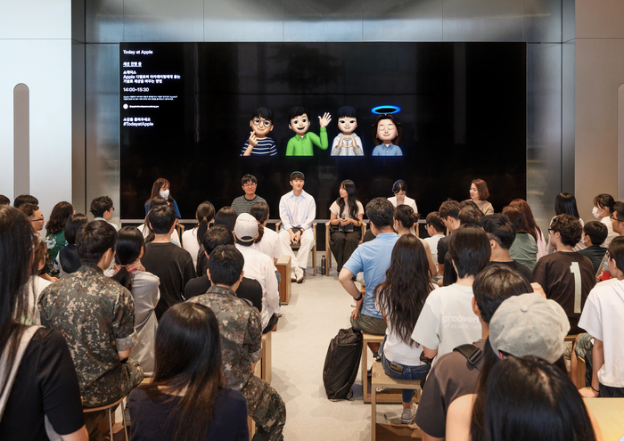 지난 24일 애플 명동에서 열린 '투데이 앳 애플' 특별 세션에서 아카데미 동문들이 발표를 하고 있다.