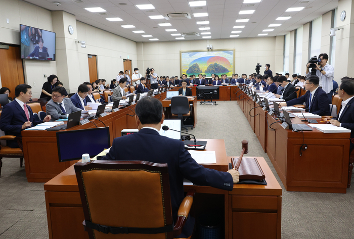 26일 국회에서 정무위원회가 열리고 있다. 연합뉴스