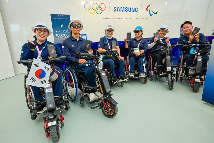 대한민국 장애인 양궁 대표팀 선수들이 2024 파리 올림픽·패럴림픽 선수촌에 마련된 삼성 올림픽 체험관에서 기념 촬영을 하고 있다.