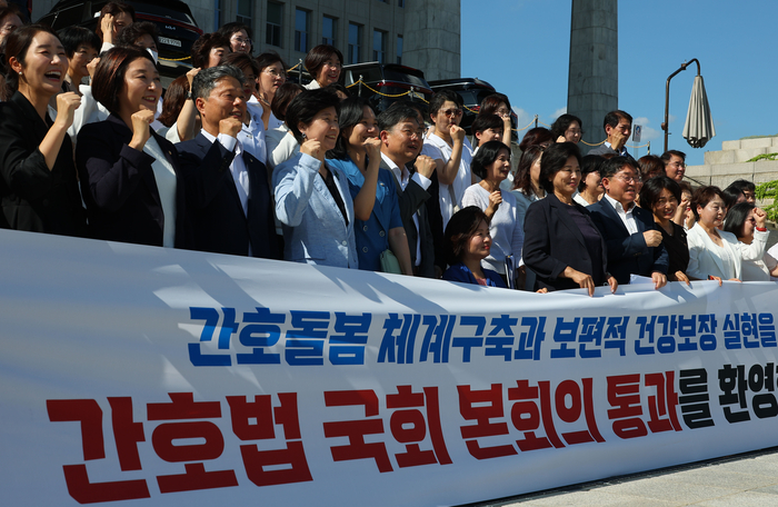 대한간호협회 소속 간호사들이 28일 오후 국회 본회의에서 간호법이 통과된 뒤 의원들과 함께 기념촬영을 하고 있다.(사진=연합뉴스)