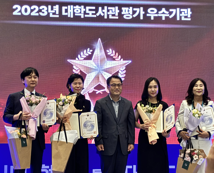 영진전문대 도서관이 29일 경주에서 열린 '전국대학도서관대회'에서 1위로 선정됐다. 정진한 도서관 팀장(왼쪽)이 교육부장관상을 수상하고 기념 촬영하고 있다.