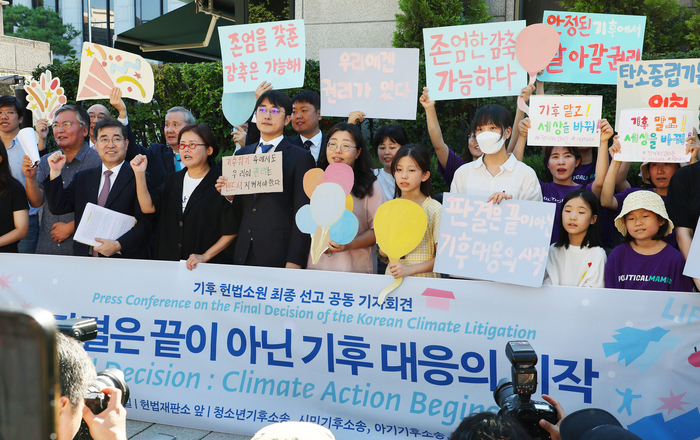 기후위기비상행동 등 시민단체 회원들과 한제아 양이 29일 오후 서울 종로구 헌법재판소 앞에서 기후 헌법소원 최종선고 관련 기자회견에서 구호를 외치고 있다. 연합뉴스.