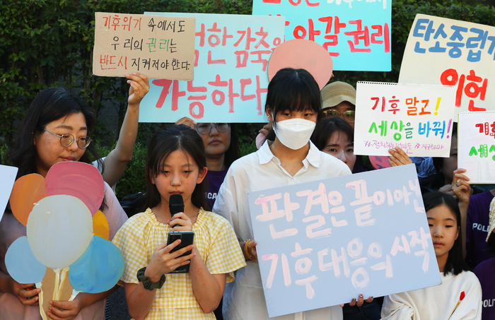 기후위기비상행동 등 시민단체 회원들이 29일 오후 서울 종로구 헌법재판소 앞에서 개최한 기후 헌법소원 최종선고 관련 기자회견에서 한제아 양이 발언하고 있다. 연합뉴스.