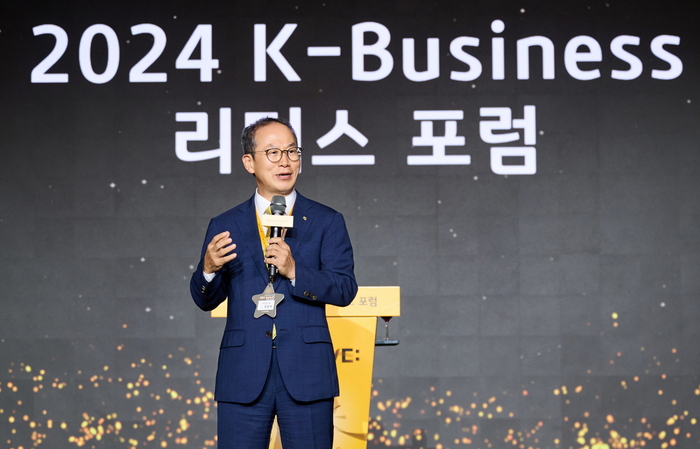 지난달 29일에 개최한 서울 광진구 그랜드 워커힐 호텔에서 '2024 K-Business 리더스 포럼'에 KB금융그룹 양종희 회장이 발표하고 있다.