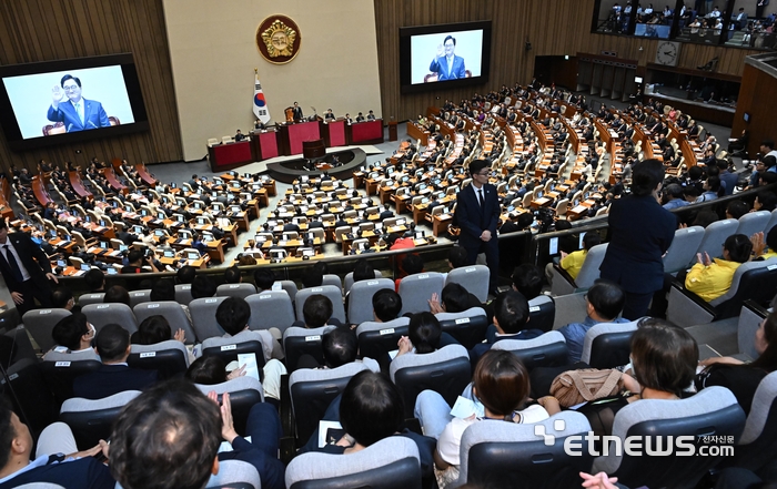 방청석 향해 손 흔드는 우원식