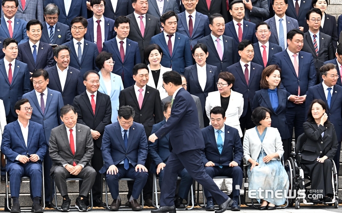 여당 의원 앞 지나가는 우원식 국회의장