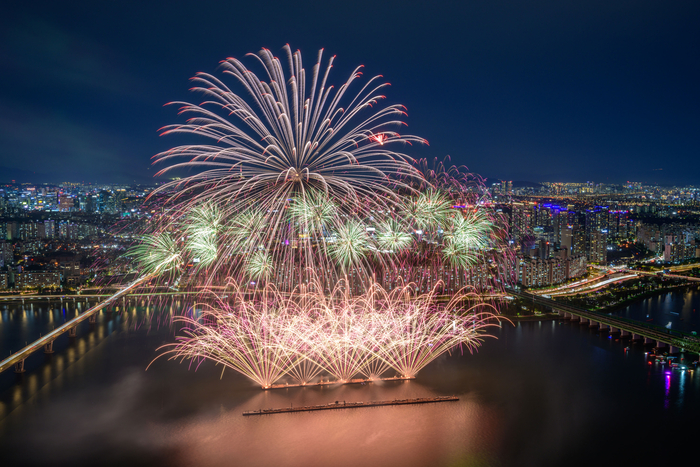 서울세계불꽃축제 2023에서 선보인 한화의 불꽃. 한화