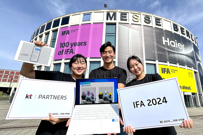 KT 관계자들이 IFA 2024가 개최되는 독일 베를린의 '메세 베를린(Messe Berlin) 앞에서 KT의 AICT 파트너스관 운영을 홍보하고 있다.